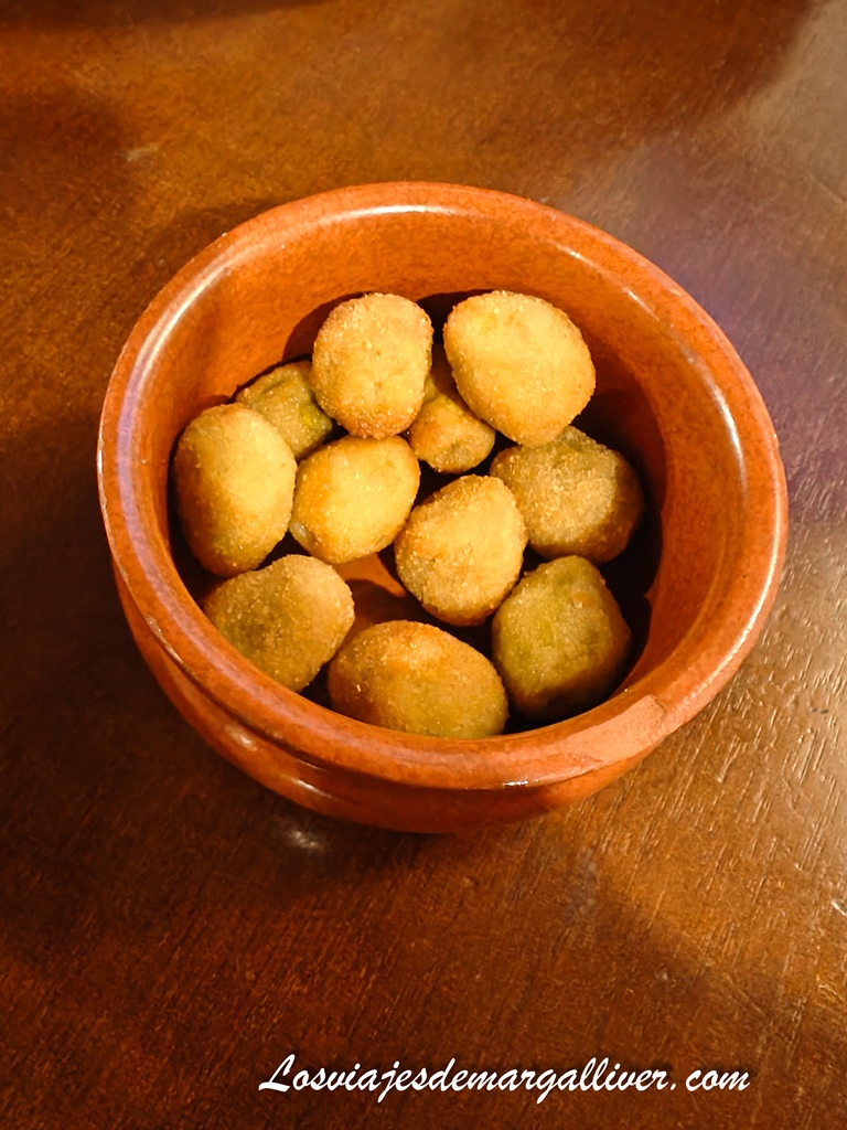Aceitunas fritas, una tapa original del bar La Cuadra en Ronda Aceitunas fritas, una tapa original del bar La Cuadra en Ronda - Los viajes de Margalliver