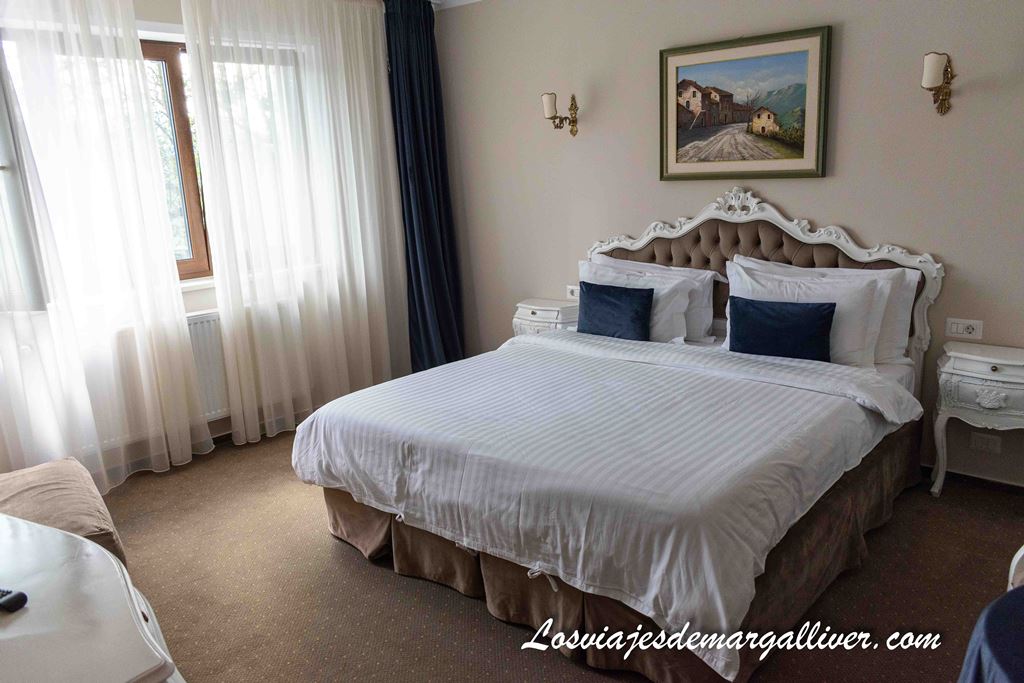 Habitación el hotel Grădinile Romane junto al lago Bicaz en Rumanía Habitación el hotel Grădinile Romane junto al lago Bicaz en Rumanía - Los viajes de Margalliver
