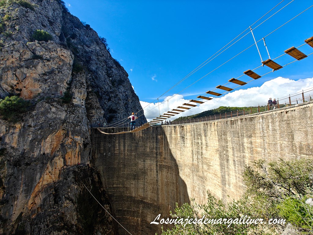 Detalle del puente colgante de la vía ferrata de la Presa de los Caballeros en Montejaque Detalle del puente colgante de la vía ferrata de la Presa de los Caballeros en Montejaque - Los viajes de Margalliver