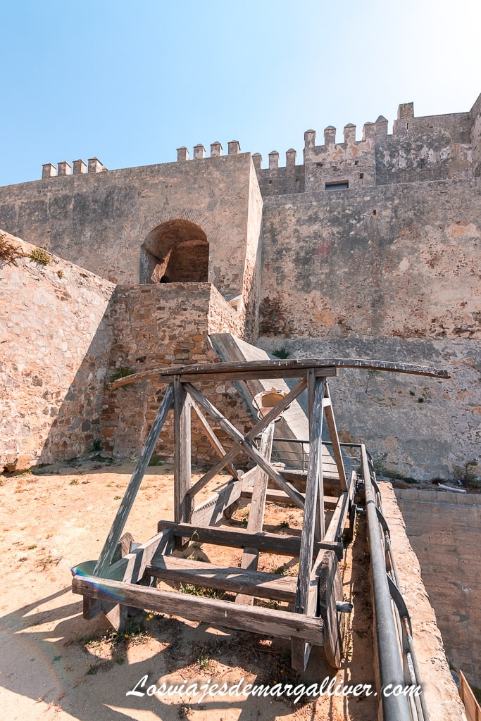 catapulta en el castillo de Guzmán el Bueno en Tarifa catapulta en el castillo de Guzmán el Bueno en Tarifa - Los viajes de Margalliver