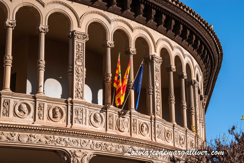 Detalle de la preciosa arquitectura que rodea a la plaza de los sitios en Zaragoza Detalle de la preciosa arquitectura que rodea a la plaza de los sitios en Zaragoza - Los viajes de Margalliver