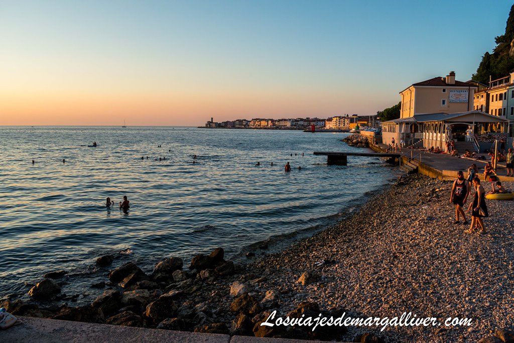 Atardecer desde la playa de Piran Atardecer desde la playa de Piran - Los viajes de Margalliver