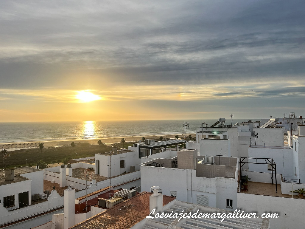 Puesta de sol desde la terraza del hotel Alzocaire en Conil de la Frontera Puesta de sol desde la terraza del hotel Alzocaire en Conil de la Frontera - Los viajes de Margalliver