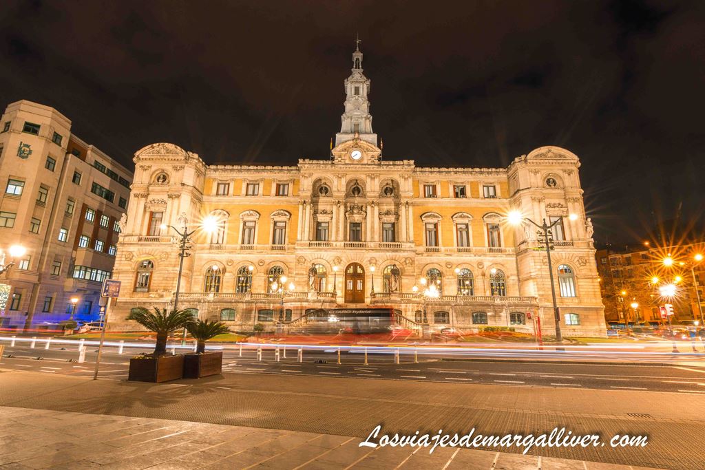 Ayuntamiento de Bilbao al anochecer Ayuntamiento de Bilbao al anochecer - Los viajes de Margalliver