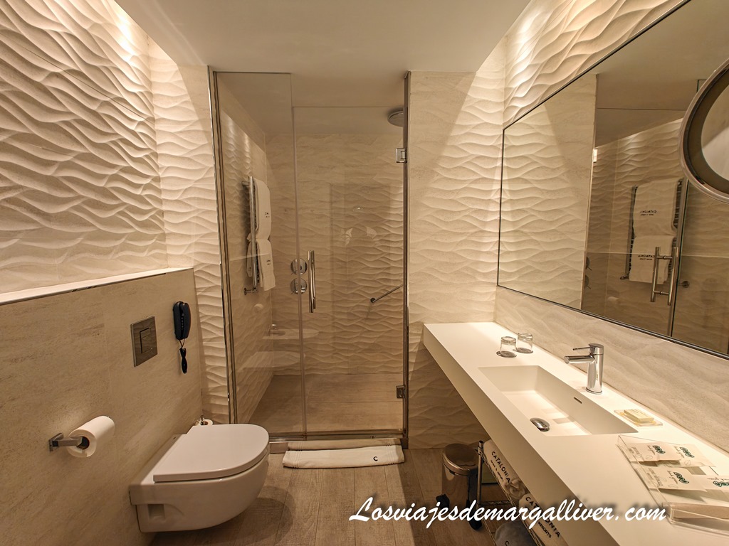 Baño de la habitación doble del Hotel Catalonia Ronda Baño de la habitación doble del Hotel Catalonia Ronda - Los viajes de Margalliver
