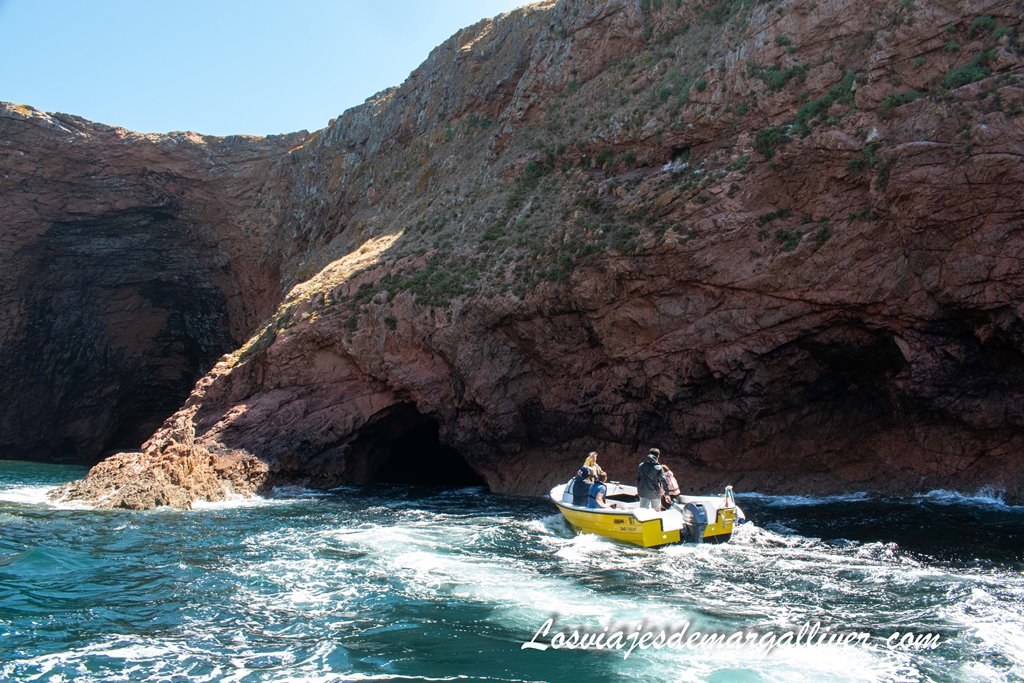 Barca adentrándose en una de las cuevas de las Islas Berlengas Barca adentrándose en una de las cuevas de las Islas Berlengas - Los viajes de Margalliver
