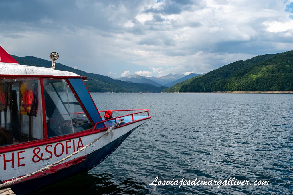 Barco en el Lago Vidraru en la carretera Transfagarasan - Los viajes de Margalliver