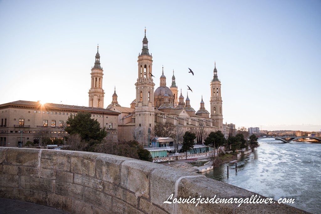 Basílica del Pilar desde el puente de piedra de Zaragoza Basílica del Pilar desde el puente de piedra de Zaragoza - Los viajes de Margalliver