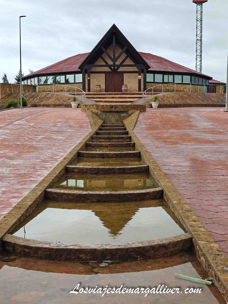 Edificio Bodega biodinámica de Pagos de la Encomienda en la Ruta del Vino y Cava Ribera del Guadiana Edificio Bodega biodinámica de Pagos de la Encomienda en la Ruta del Vino y Cava Ribera del Guadiana - Los viajes de Margalliver