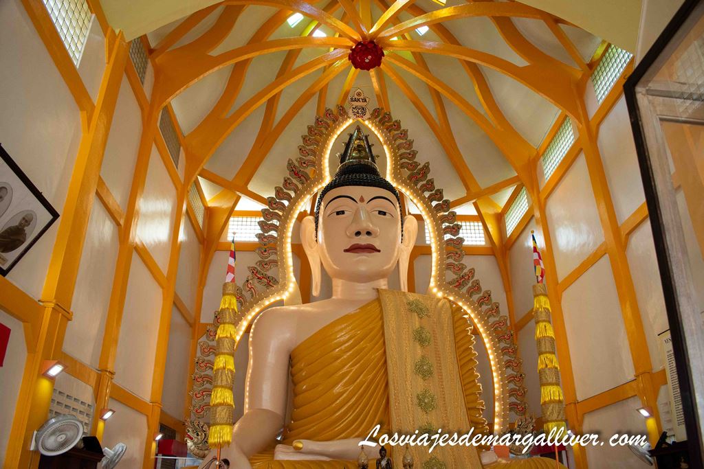 Buda sentado de 15 metros del templo Sakya Muni Buddha Gaya en Litte India, Singapur Buda sentado de 15 metros del templo Sakya Muni Buddha Gaya en Litte India, Singapur - Los viajes de Margalliver