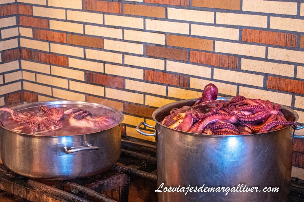 Ollas con Pulpo en el restaurante Ezequiel, muy famoso en Melide Ollas con Pulpo en el restaurante Ezequiel, muy famoso en Melide - Los viajes de Margalliver