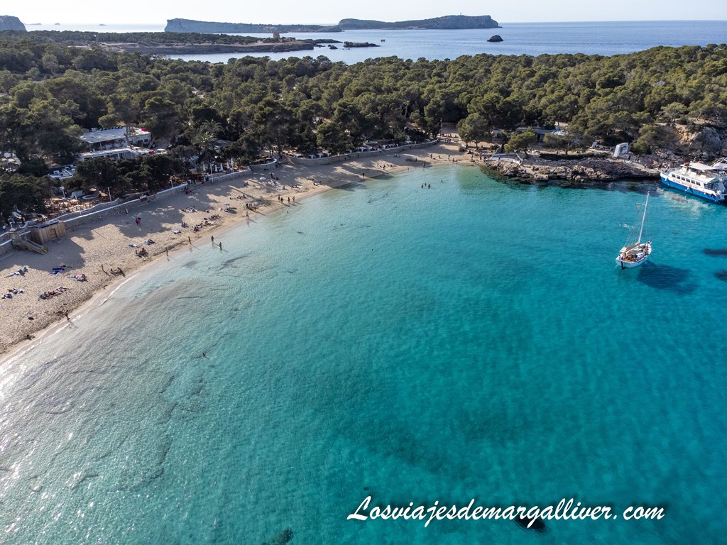 Cala Bassa a vista de dron de Las mejores calas de Ibiza Cala Bassa a vista de dron de Las mejores calas de Ibiza - Los viajes de Margalliver