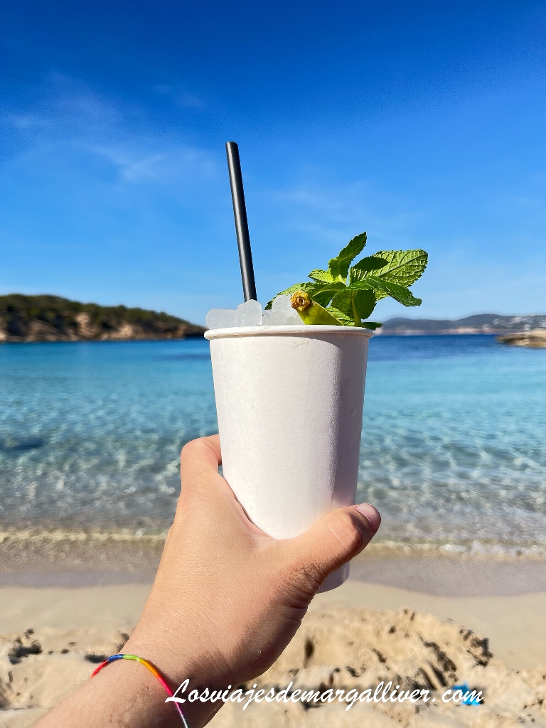 Tomando un mojito en la cala bassa en Ibiza Tomando un mojito en la cala bassa en Ibiza - Los viajes de Margalliver