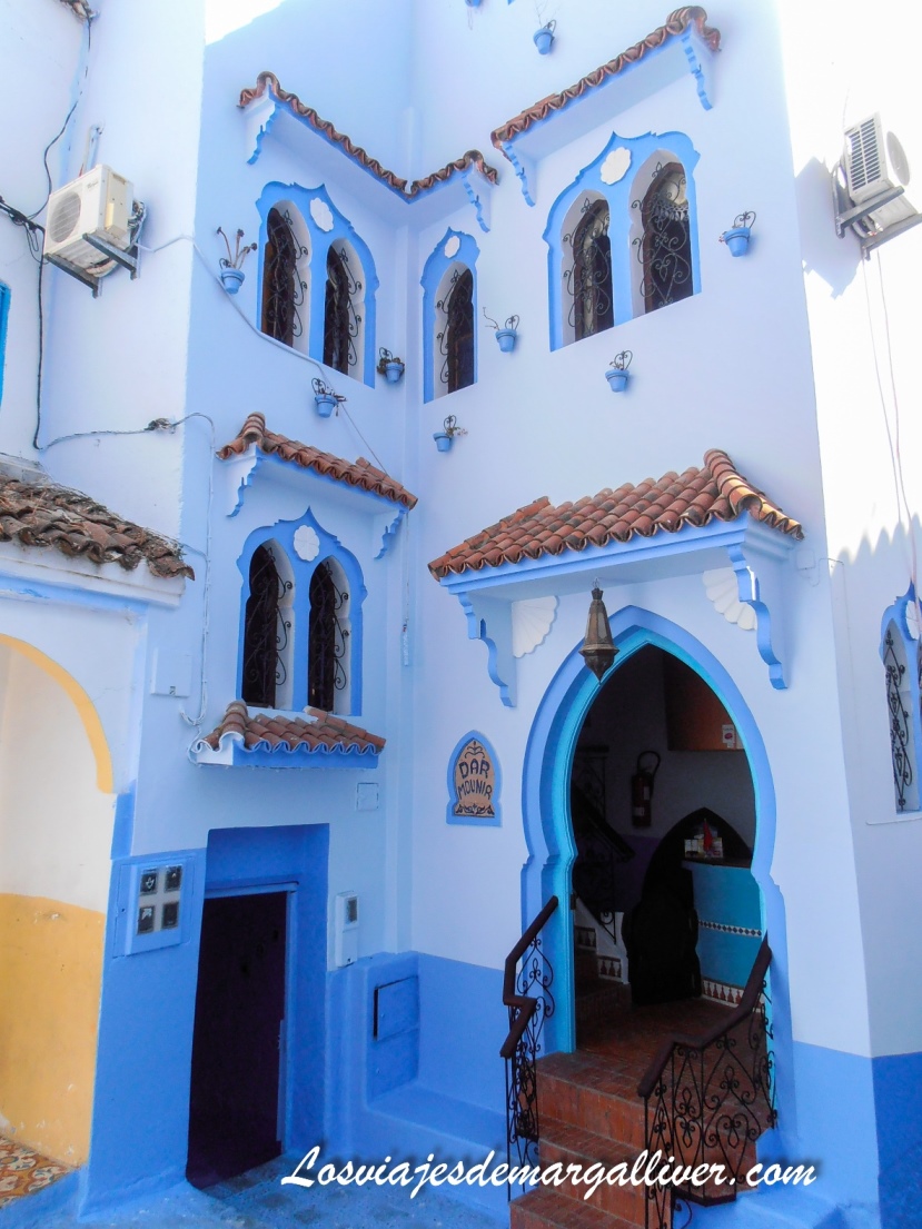 Preciosa fachada con tonos azules en Chaouen, Marruecos Preciosa fachada con tonos azules en Chaouen, Marruecos - Los viajes de Margalliver