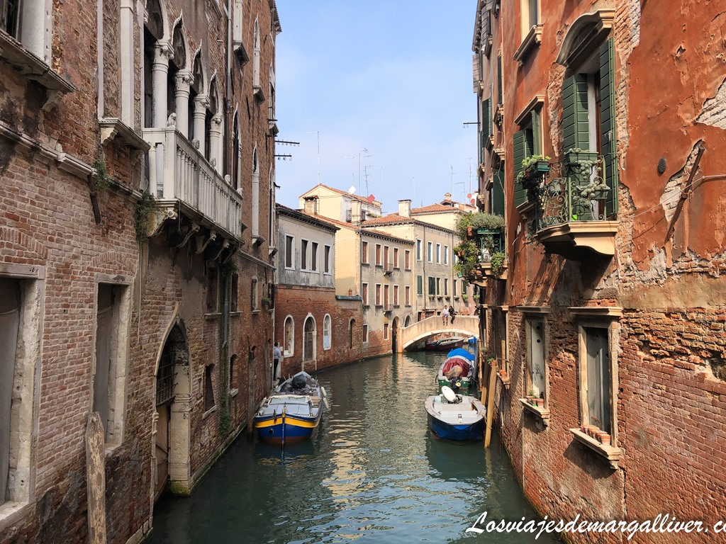 Detalle de algún canal en el barrio rojo de Venecia Detalle de algún canal en el barrio rojo de Venecia - Los viajes