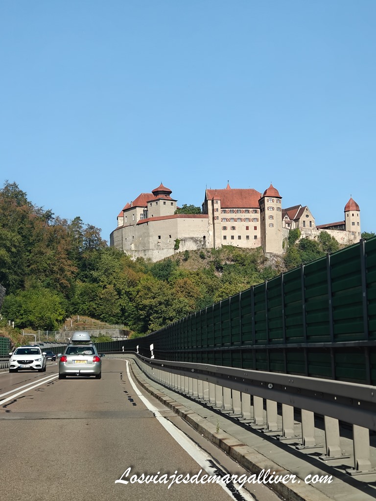 Carretera llegando al Castillo de Harburg en Baviera Carretera llegando al Castillo de Harburg en Baviera - Los viajes de Margalliver