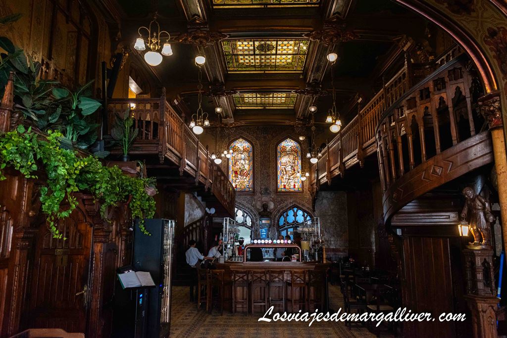 Interior del restaurante Caru' cu bere, uno de los mas famosos de Bucarest Interior del restaurante Caru' cu bere, uno de los mas famosos de Bucarest - Los viajes de Margalliver