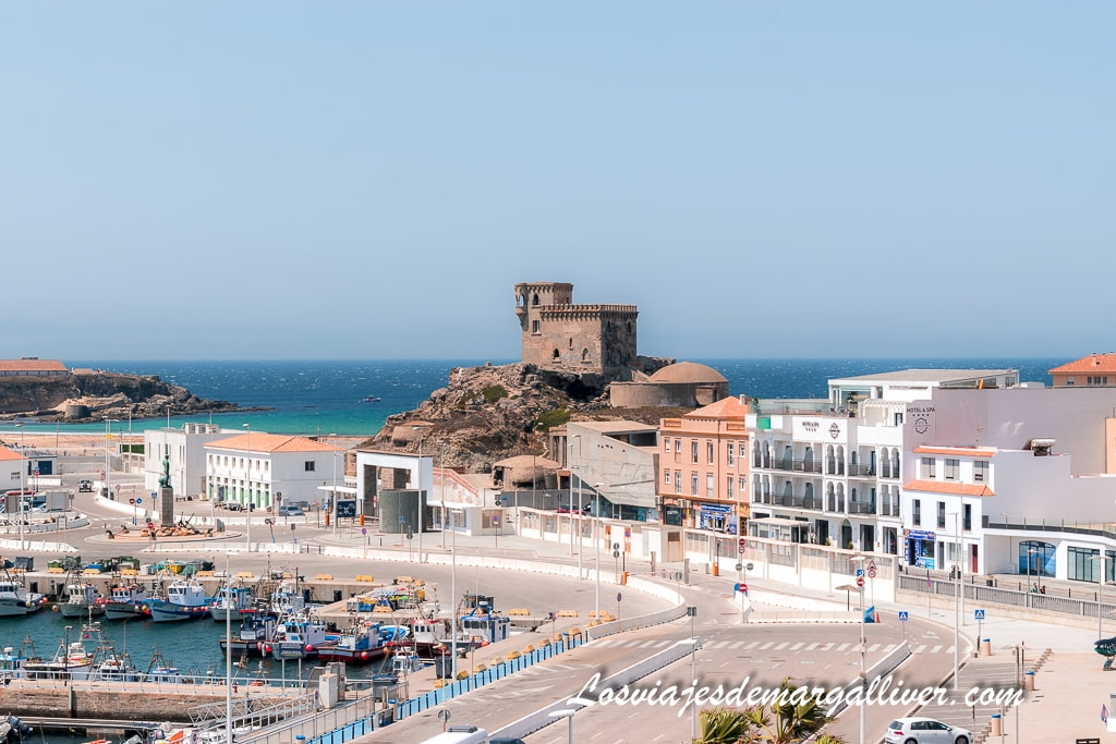 Castillo de Santa Catalina visto desde el Castillo de Guzmán el Bueno en Tarifa Castillo de Santa Catalina visto desde el Castillo de Guzmán el Bueno en Tarifa - Los viajes de Margalliver