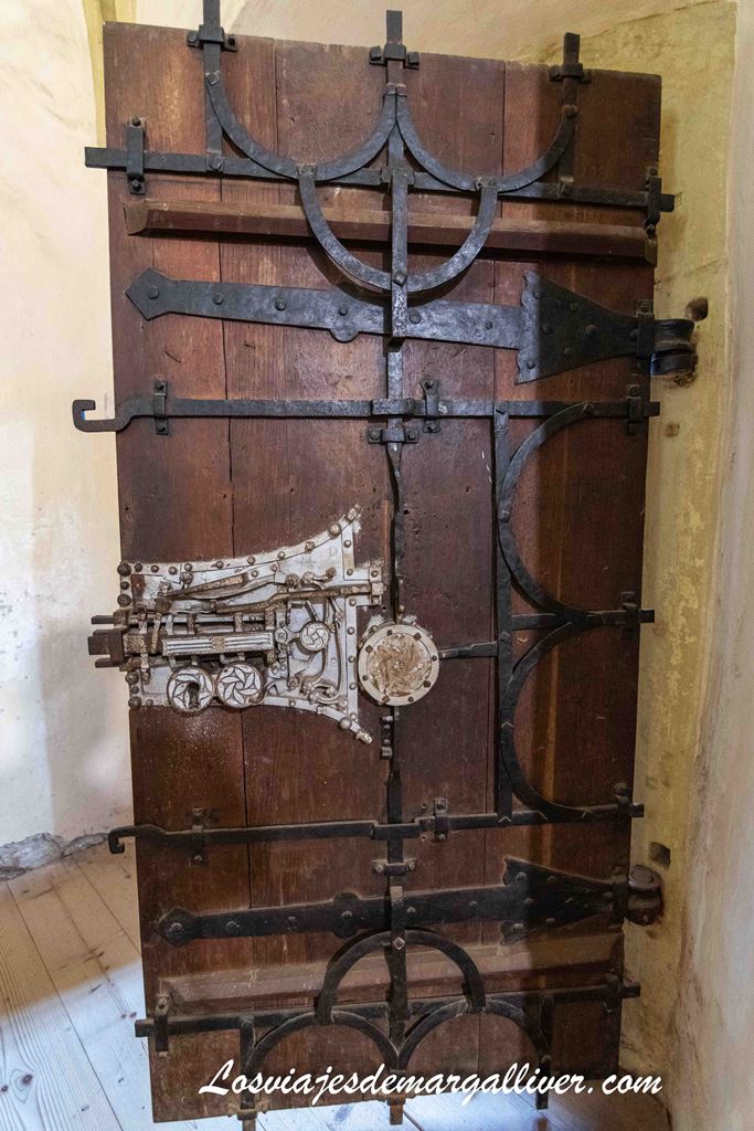 Detalle de la cerradura mecánica en una de las puertas de la iglesia fortificada de Biertan Detalle de la cerradura mecánica en una de las puertas de la iglesia fortificada de Biertan - Los viajes de Margalliver