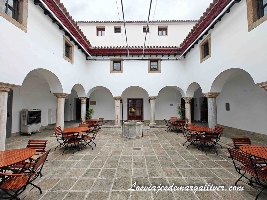 Detalle del claustro del Parador de Mérida Detalle del claustro del Parador de Mérida - Los viajes de Margalliver