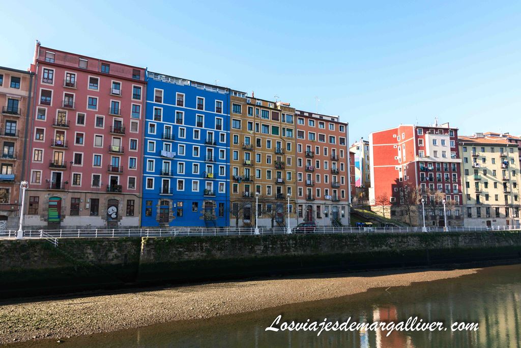 Coloridos edificios en la Ría de Bilbao Coloridos edificios en la Ría de Bilbao - Los viajes de Margalliver