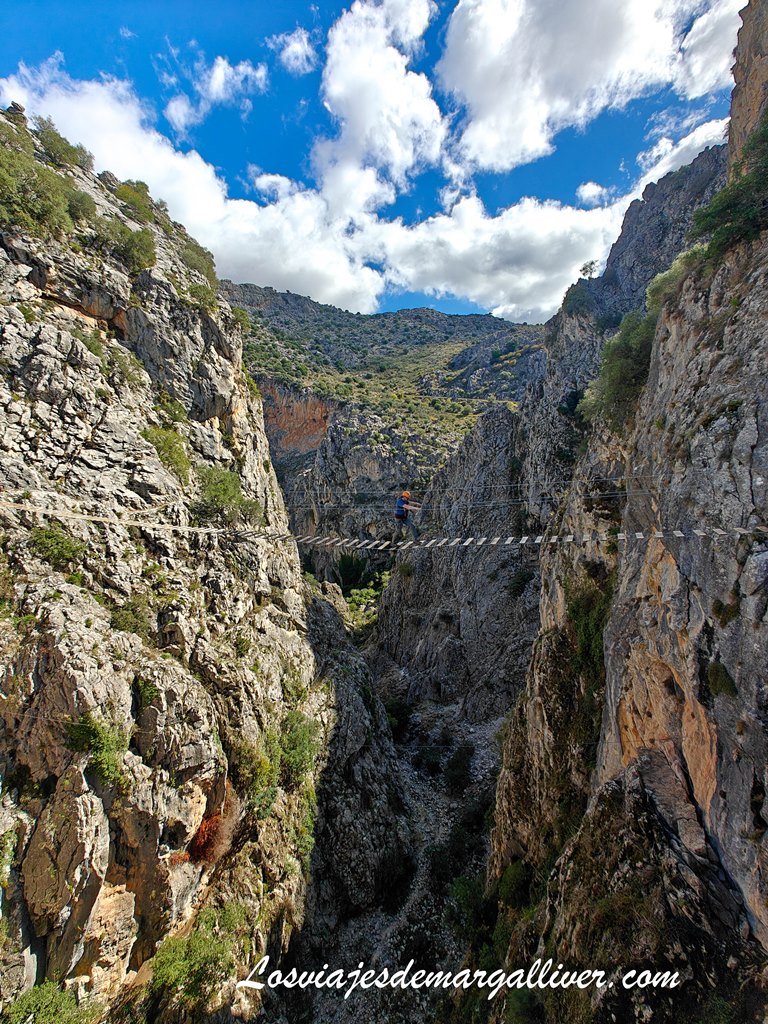Cruzando el puente colgante de 75 metros de altura en la vía ferrata de la Presa de los Caballeros Cruzando el puente colgante de 75 metros de altura en la vía ferrata de la Presa de los Caballeros - Los viajes de Margalliver