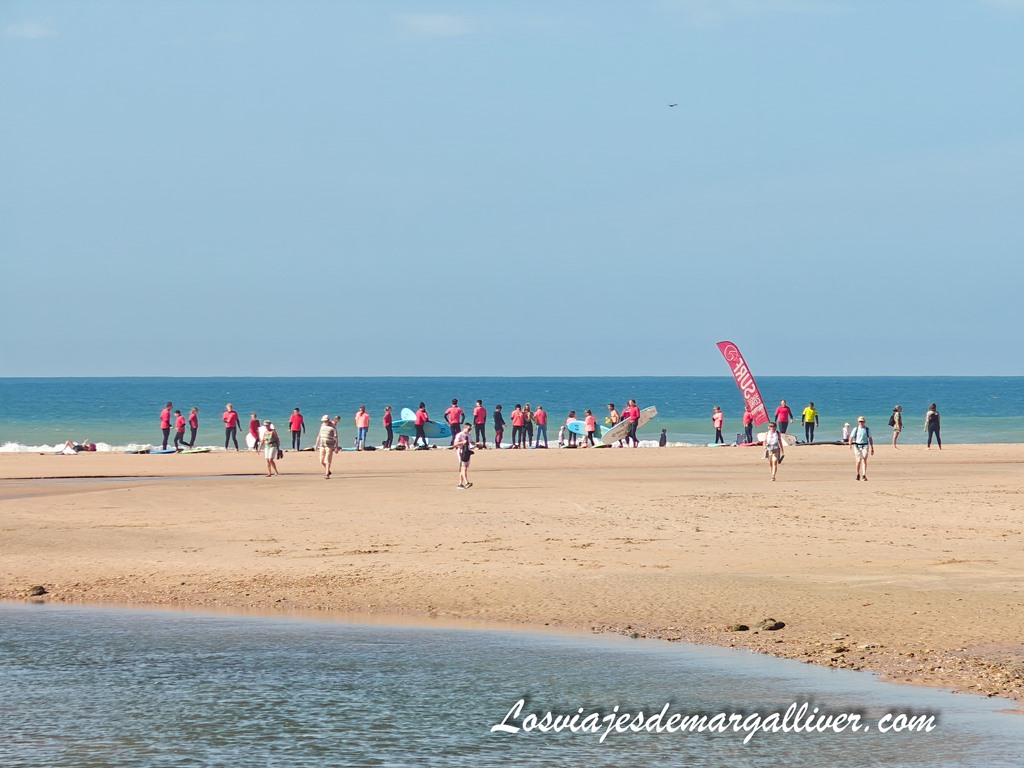 Curso de Surf en la playa de los Bateles, Conil de la Frontera Curso de Surf en la playa de los Bateles, Conil de la Frontera - Los viajes de Margalliver