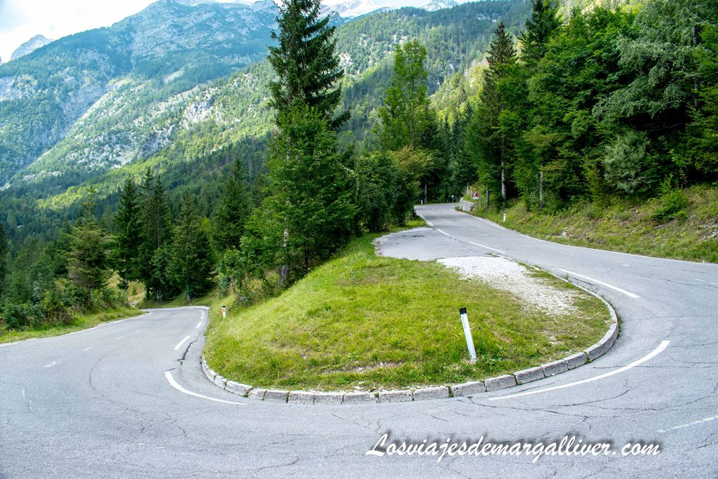 Una de las 50 curvas de 180 grados del paso de Vršič en Eslovenia Una de las 50 curvas de 180 grados del paso de Vršič en Eslovenia - Los viajes de Margalliver