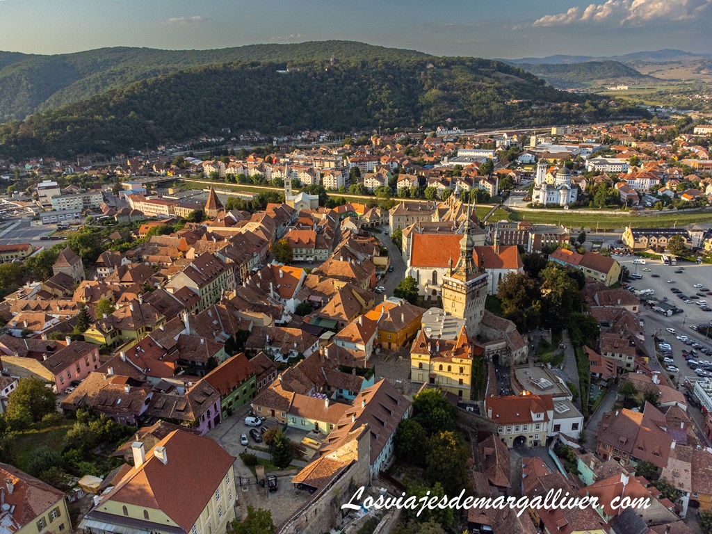 Vista aérea de Sighisoara al atardecer, Rumanía Vista aérea de Sighisoara al atardecer, Rumanía - Los viajes de Margalliver