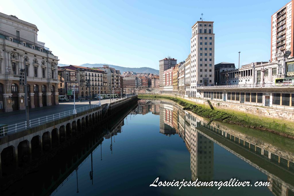 Reflejos en la ría de Bilbao Reflejos en la ría de Bilbao - Los viajes de Margalliver