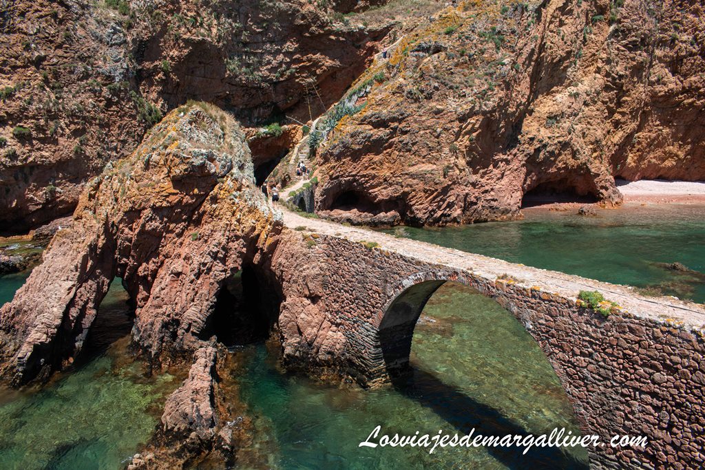 Puente de piedra que da acceso a la Fortaleza de São João Baptista en las Islas Berlengas Puente de piedra que da acceso a la Fortaleza de São João Baptista en las Islas Berlengas - Los viajes de Margalliver