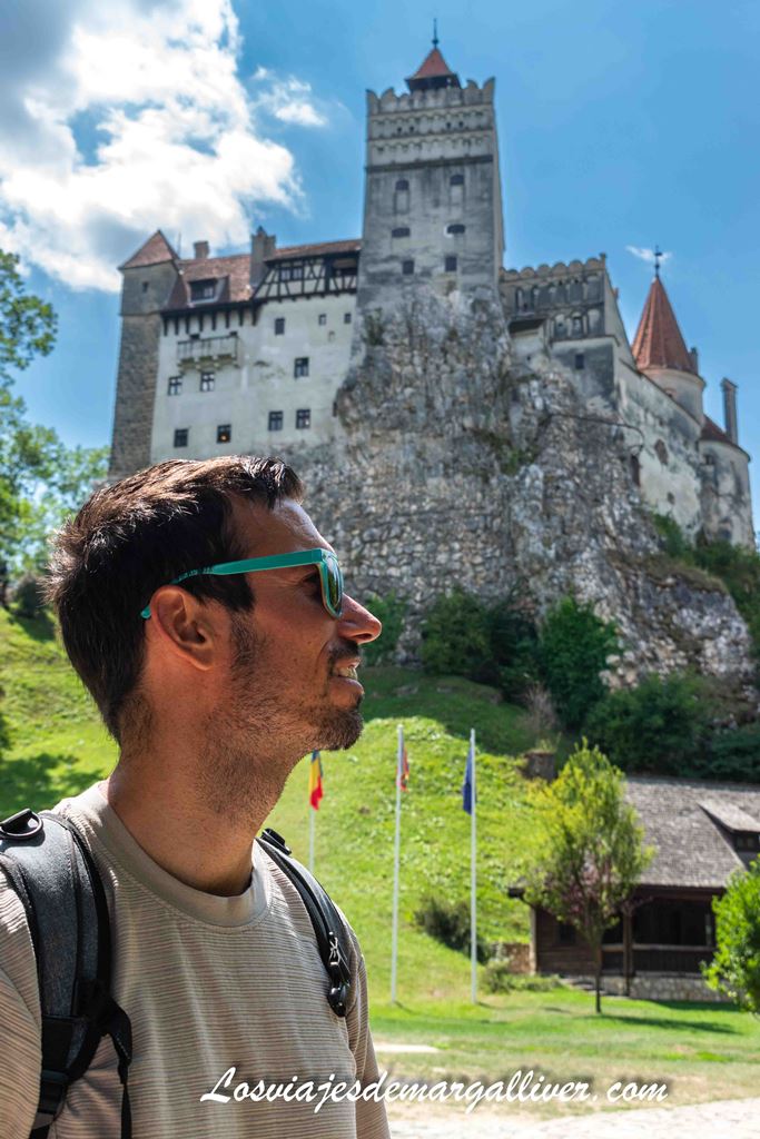 Kike con el castillo de Bran a su espalda Kike con el castillo de Bran a su espalda - Los viajes de Margalliver