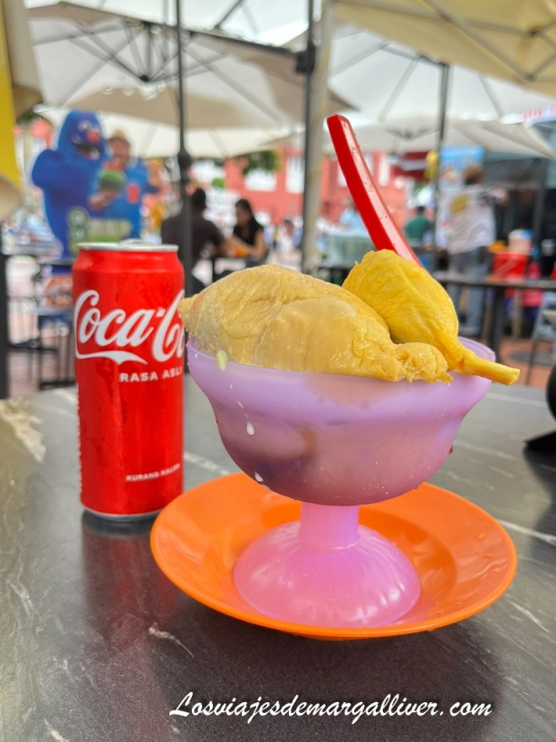 Probando la famosa fruta Durian en Malaca Probando la famosa fruta Durian en Malaca - Los viajes de Margalliver