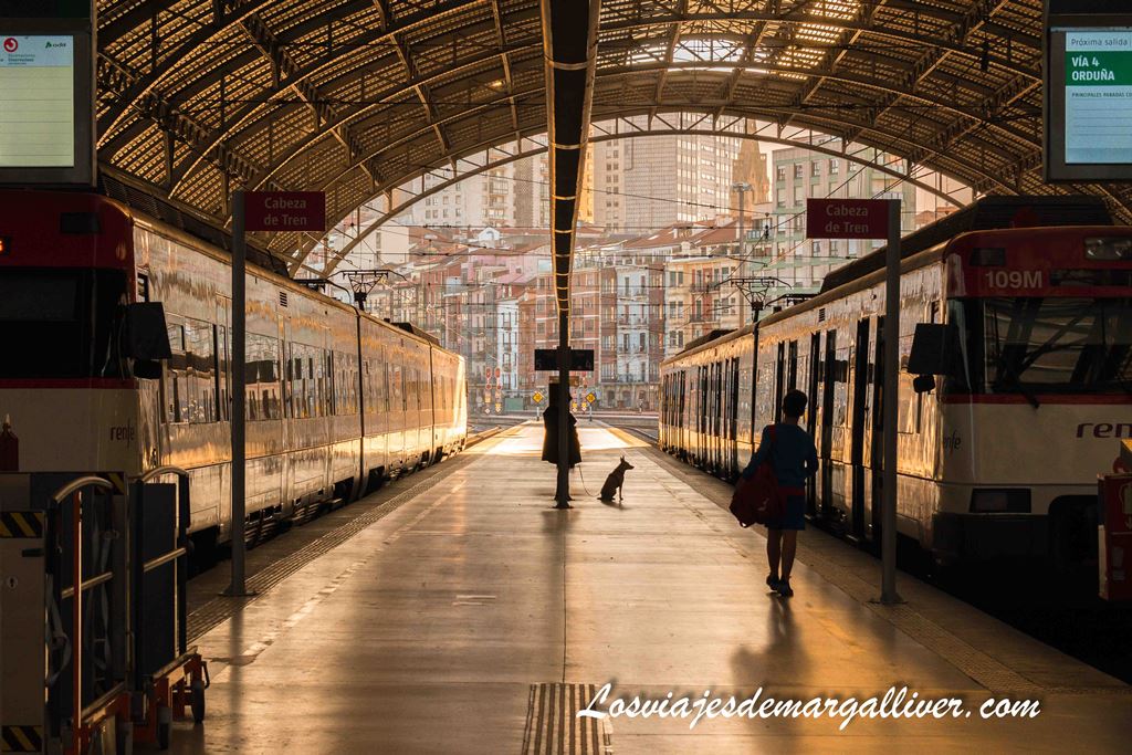 Detalle de la estacion de tren de Bilbao al atardecer Detalle de la estacion de tren de Bilbao al atardecer - Los viajes de Margalliver
