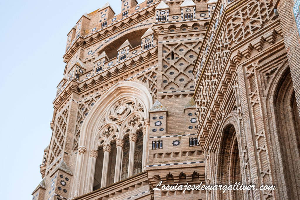 Detalle de la torre mudéjar de la SEO de san Salvador en Zaragoza Detalle de la torre mudéjar de la SEO de san Salvador en Zaragoza - Los viajes de Margalliver