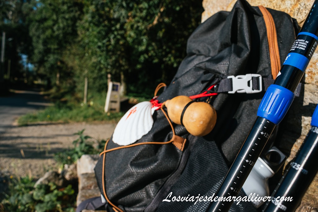 Mochila del Camino de Santiago junto a los bastones Mochila del Camino de Santiago junto a los bastones - Los viajes de Margalliver