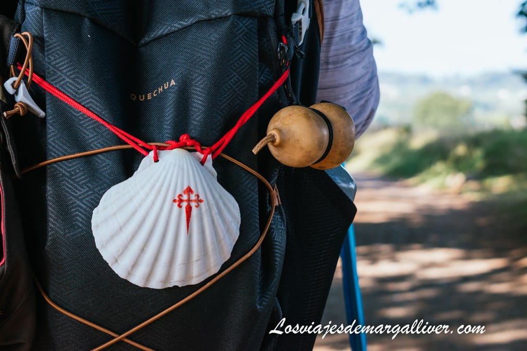 Detalle de la mochila de Margalliver con la concha, símbolo del camino de Santiago Detalle de la mochila de Margalliver con la concha, símbolo del camino de Santiago - Los viajes de Margalliver