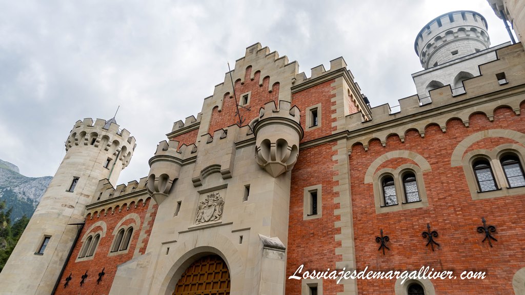 Detalle de la puerta de entrada al Castillo de Neuschwanstein en Alemania Detalle de la puerta de entrada al Castillo de Neuschwanstein en Alemania - Los viajes de Margalliver