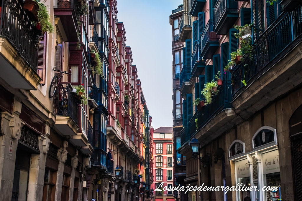 Detalle de las casas en el casco viejo de Bilbao Detalle de las casas en el casco viejo de Bilbao - Los viajes de Margalliver
