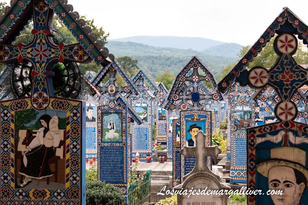 Detalle de las tumbas del cementerio Alegre de Sapanta - Los viajes de Margalliver