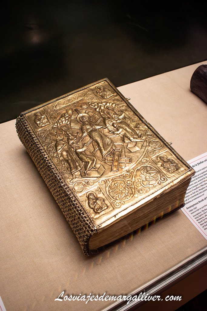 Manuscritos medievales del museo del Monasterio de Dragomirna, en Rumanía Manuscritos medievales del museo del Monasterio de Dragomirna, en Rumanía - Los viajes de Margalliver