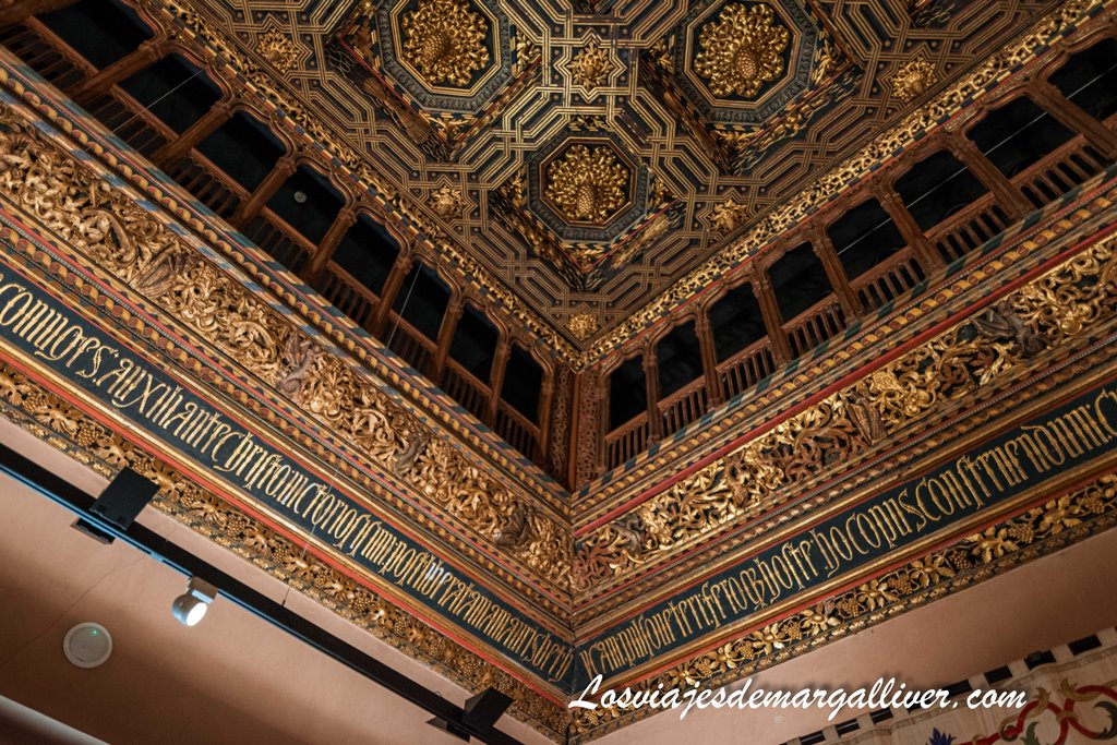 Detalle del espectacular techo en una de las salas del Palacio de la Aljafería Detalle del espectacular techo en una de las salas del Palacio de la Aljafería - Los viajes de Margalliver