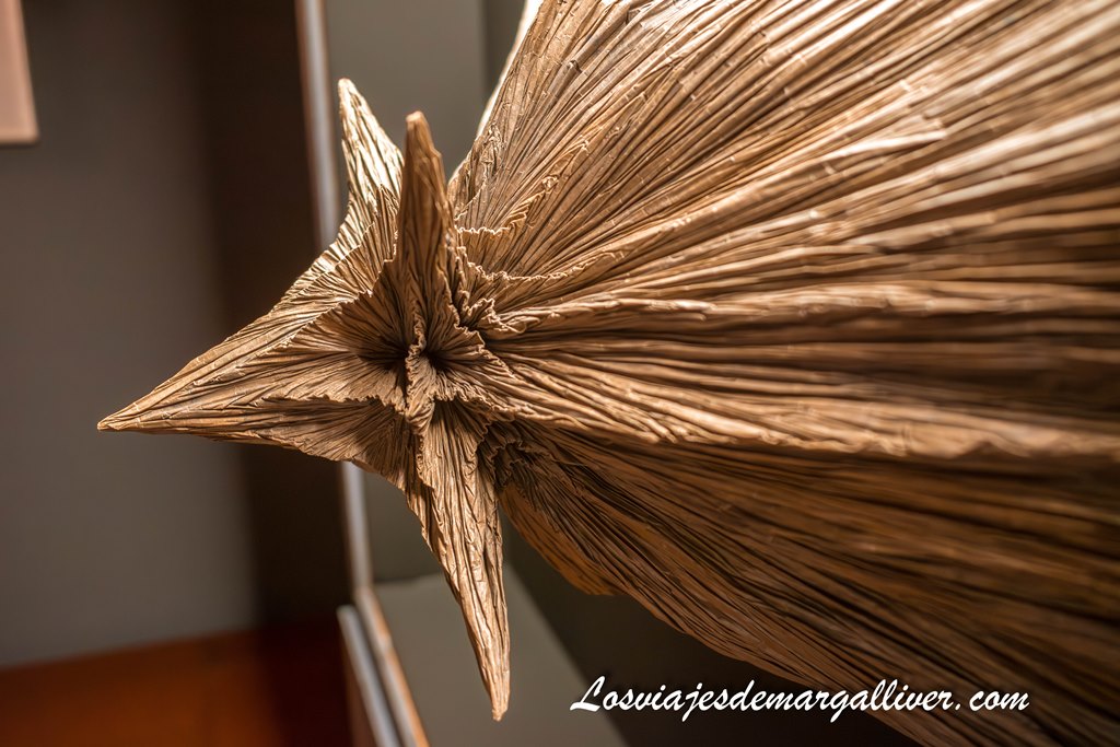 Detalle de una escultura hecha con papiroflexia en el museo del Origami en Zaragoza Detalle de una escultura hecha con papiroflexia en el museo del Origami en Zaragoza - Los viajes de Marglaliver