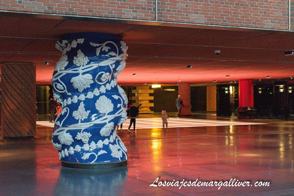 Detalle de la columna favorita de Margalliver en la Alhondiga de Bilbao Detalle de la columna favorita de Margalliver en la Alhondiga de Bilbao - Los viajes de Margalliver