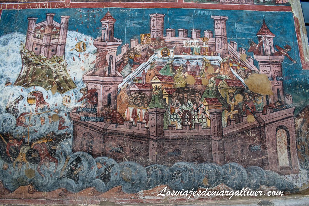 Detalle del fresco: El Asedio de Constantinopla, mi favorito en la ruta por los Monasterios de Bucovina en Rumanía Detalle del fresco: El Asedio de Constantinopla, mi favorito en la ruta por los Monasterios de Bucovina en Rumanía - Los viajes de Margalliver