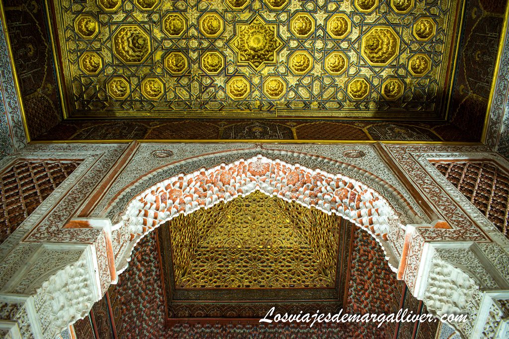 Detalle del techo del Mausoleo de Ahmed al-Mansur en las tumbas saudíes en Marrakech Detalle del techo del Mausoleo de Ahmed al-Mansur en las tumbas saudíes en Marrakech - Los viajes de Margalliver
