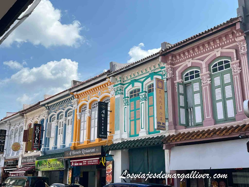 Detalle de las casas coloridas del barrio de Little India en Singapur Detalle de las casas coloridas del barrio de Little India en Singapur - Los viajes de Margalliver
