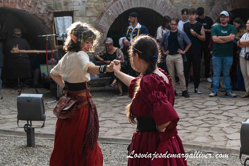 Mujeres bailando en el Festival Medieval en Suveava, Rumanía Mujeres bailando en el Festival Medieval en Suveava, Rumanía - Los viajes de Margalliver