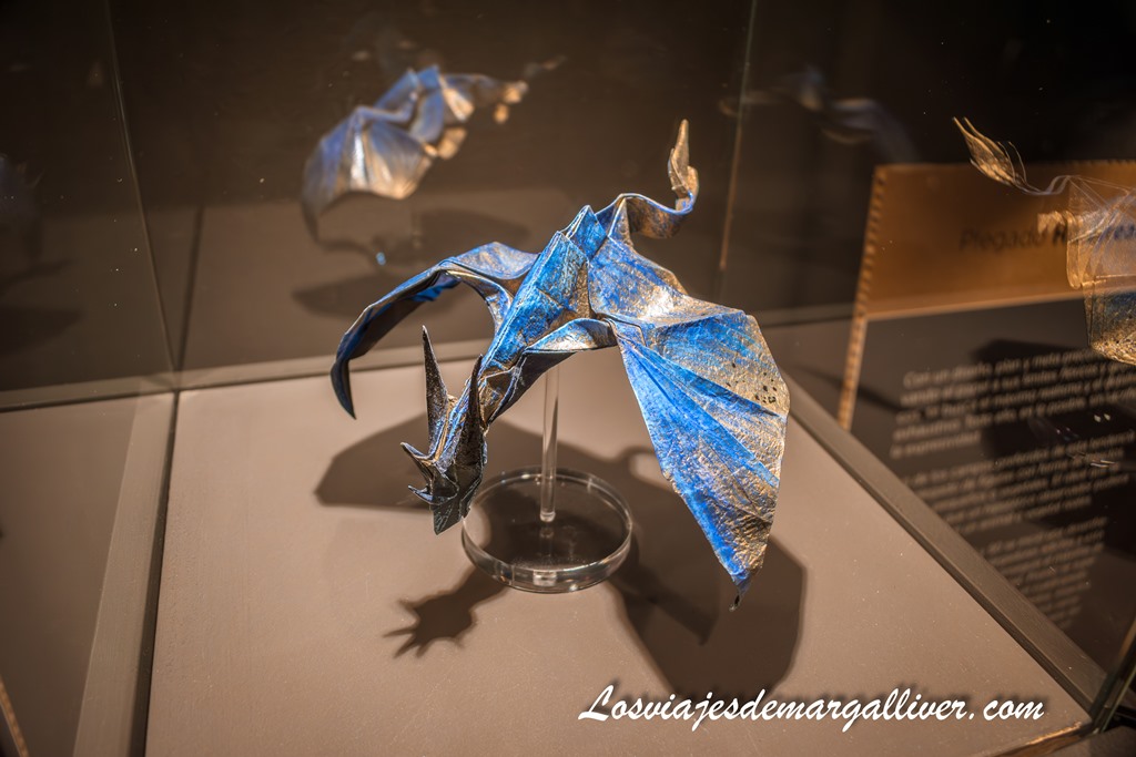 Dragón realizado con papiroplexia en el museo del origami de Zaragoza Dragón realizado con papiroplexia en el museo del origami de Zaragoza - Los viajes de Margalliver