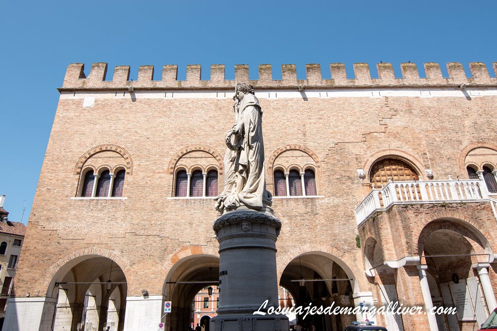Palacio dei Trecento en la piazza dei Signori en Treviso Palacio dei Trecento en la piazza dei Signori en Treviso - Los viajes de Margalliver